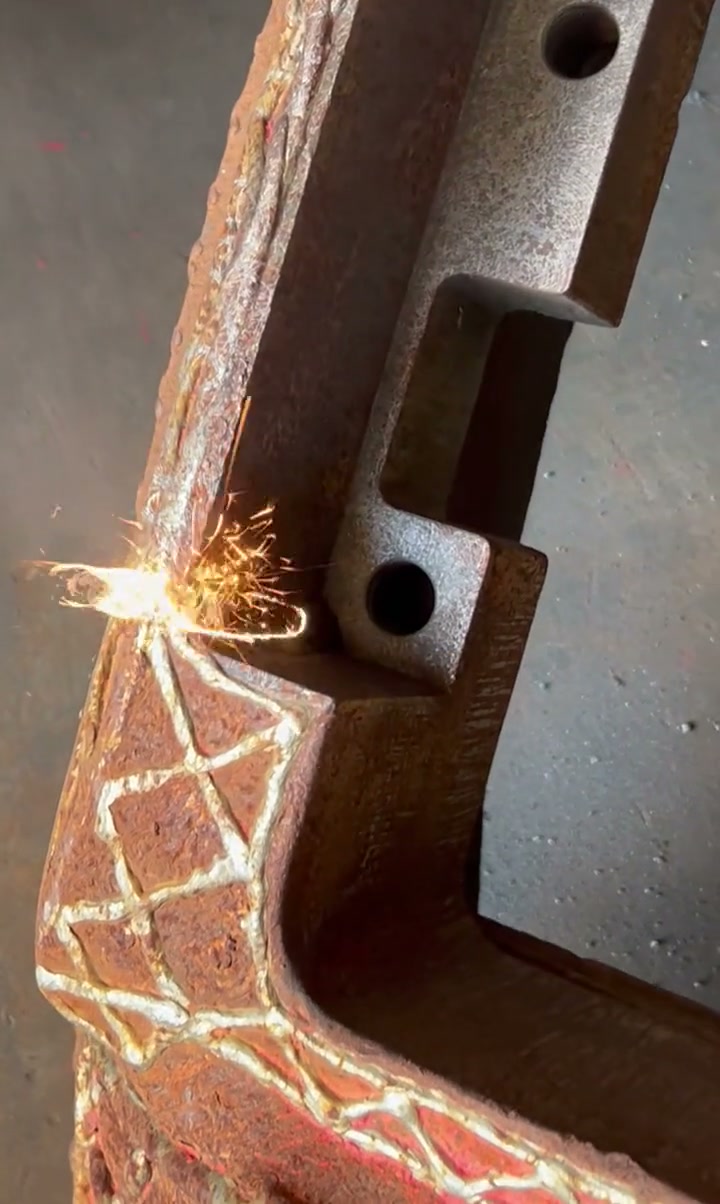 Laserreinigung trägt Rost von einem Metallteil ab